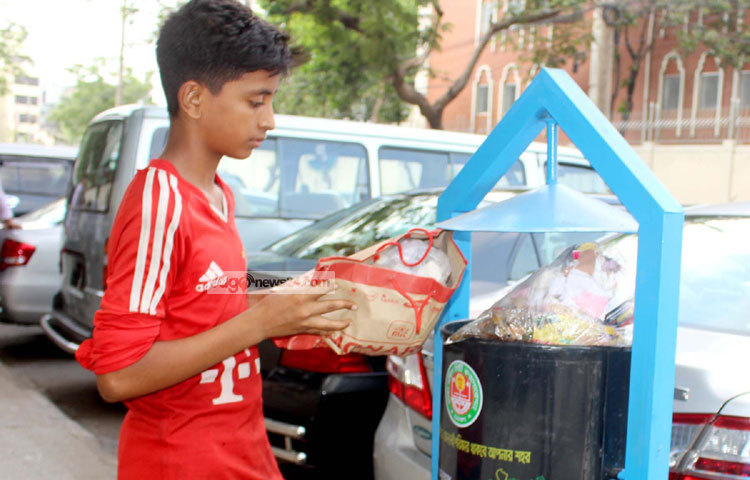 গলি থেকে রাজপথ রাজধানীর সর্বত্র ময়লা-আবর্জনা ফেলছে মানুষ। ছোট ডাস্টবিন বসানোর ফলে মানুষ অনেকটা সচেতন হবে বলে আশা করা হচ্ছে। ছবি : বিপ্লব দিক্ষিৎ।