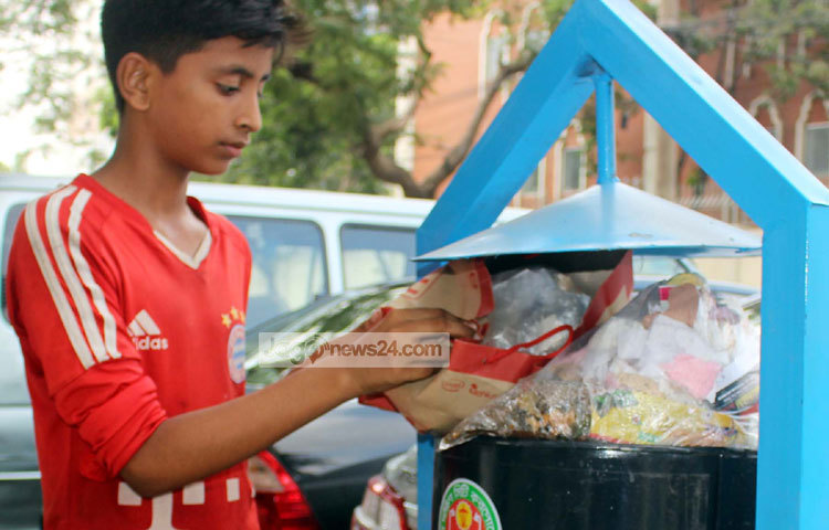 অনেকে বলছেন, এই ডাস্টবিনগুলো আকারে আরও একটু বড় হলে আরও ভালো হত। ছবি : বিপ্লব দিক্ষিৎ।