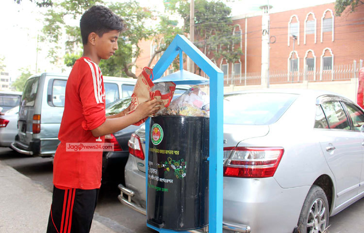 নগরীর প্রতিটি ওয়ার্ডে ১০০টি করে ৫৭টি ওয়ার্ডে মোট ৫ হাজার ৭০০টি ছোট আকারের ডাস্টবিন বসানো হবে। ছবি : বিপ্লব দিক্ষিৎ।