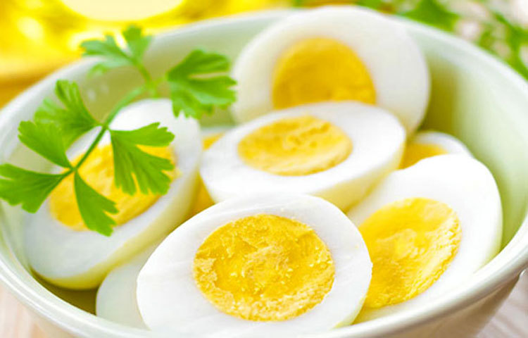 ডিম: ডিমে রয়েছে প্রচুর পরিমাণে প্রোটিন। শরীরের ওজন বাড়ানোর জন্য প্রোটিন খুবই প্রয়োজনীয়। তাই ওজন বাড়াতে প্রতিদিন সকাল-বিকাল ডিম খাওয়া উচিত।