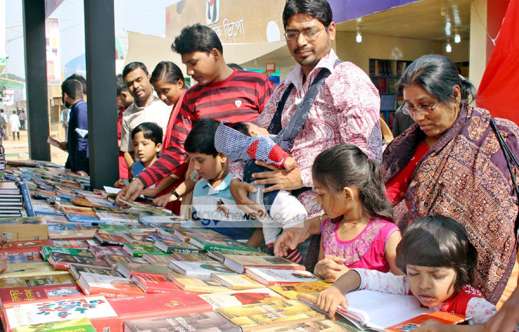 অমর একুশে গ্রন্থ মেলায় পাঠকদের সরব উপস্থিতি। ছবি : বিপ্লব দিক্ষিৎ