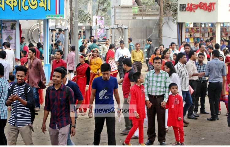 বইমেলায় পাঠকের ছোটাছুটি। ছবি : বিপ্লব দিক্ষিৎ