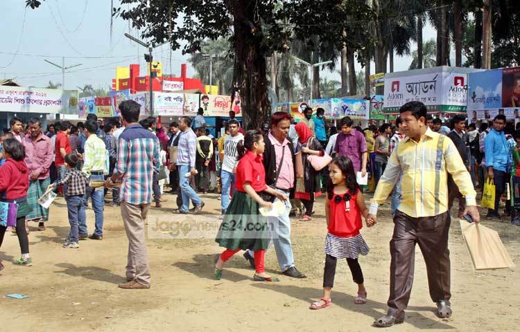 বইমেলায় পাঠকের ছোটাছুটি। ছবি : বিপ্লব দিক্ষিৎ