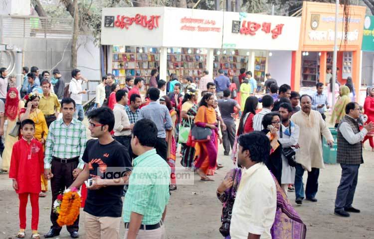 বইমেলায় পাঠকের ছোটাছুটি। ছবি : বিপ্লব দিক্ষিৎ
