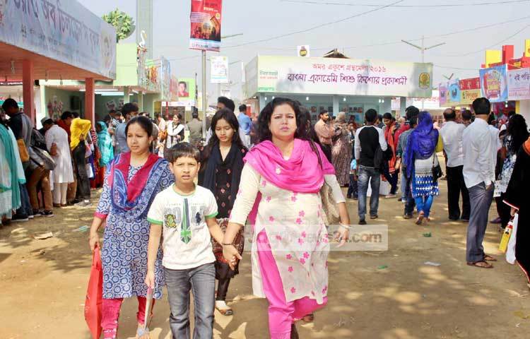&nbsp;&nbsp;&nbsp; মায়ের হাত ধরে বইমেলায়। ছবি : বিপ্লব দিক্ষিৎ