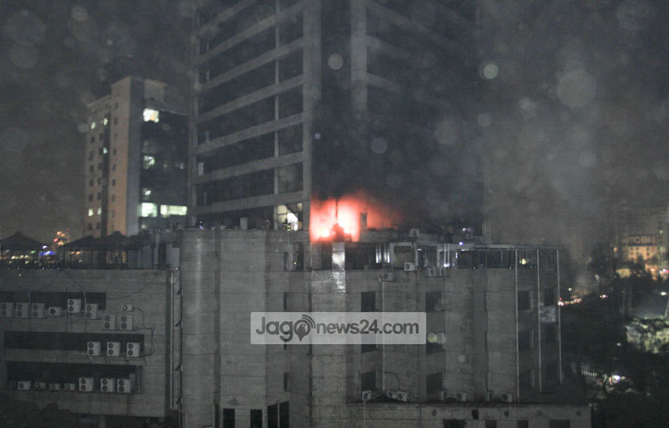 রাজধানীর মহাখালীতে শনিবার (২৭ ফেব্রুয়ারি ) সন্ধ্যা পৌনে ৭টার দিকে ব্র্যাক সেন্টারে অগিকাণ্ডের ঘটনা ঘটেছে। ছবি : বিপ্লব দিক্ষিৎ