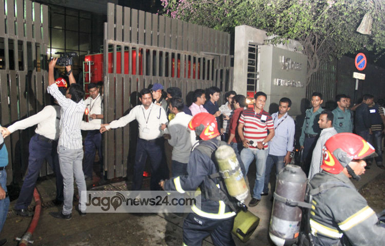 অগিকাণ্ডের খবর পেয়েই বাহিনীর কয়েকটি ইউনিট সেখানে আগুন নেভানোর কাজ শুরু করে। প্রায় এক ঘণ্টার চেষ্টায় রাত পৌনে ৮টার দিকে আগুন নিয়ন্ত্রণে আসে। ছবি : বিপ্লব দিক্ষিৎ