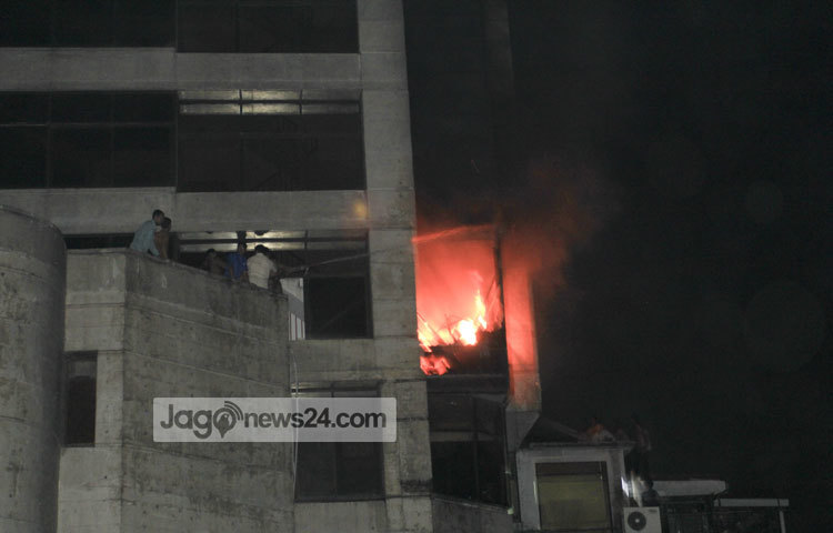 অগিকাণ্ডের খবর পেয়েই বাহিনীর কয়েকটি ইউনিট সেখানে আগুন নেভানোর কাজ শুরু করে। প্রায় এক ঘণ্টার চেষ্টায় রাত পৌনে ৮টার দিকে আগুন নিয়ন্ত্রণে আসে। ছবি : বিপ্লব দিক্ষিৎ