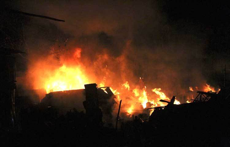 আজ রাজধানীর মহাখালীর কড়াইল বস্তিতে অগ্নিকাণ্ডে অর্ধশতাধিক ঘর পুড়ে গেছে। ছবি : বিপ্লব দিক্ষিৎ।