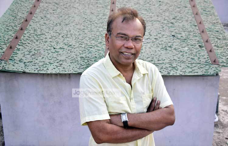 অভিনয়ের পাশাপাশি বাবু গান গেয়েও তুমুল শ্রোতাপ্রিয়তা লাভ করেছেন। ছবি : মাহবুব আলম।