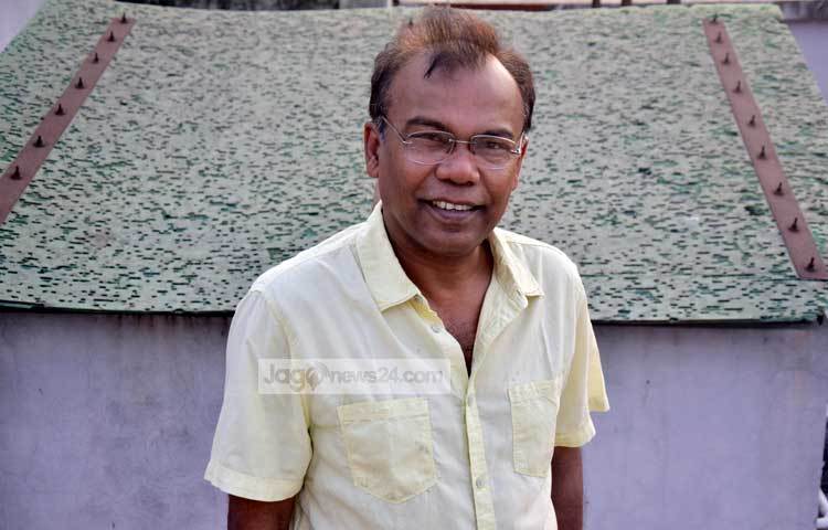 বাবু শুরুতে ব্যাংকে চাকরী নিলেও নাট্যাঙ্গনের প্রতি দুর্ণিবার আকর্ষণে অভিনয়কেই পেশা হিসেবে বেছে নিয়েছেন। ছবি : মাহবুব আলম।