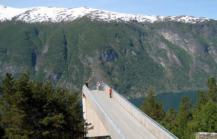ফিয়র্ড : নরওয়ে অঞ্চলে হিমবাহ সরে পাথর ক্ষয় হয়ে যে ধরনের খাল বা নদীপথ সৃষ্টি হয়, সেগুলিকে ফিয়র্ড বলে। আউরলান্ড এলাকায় মাটি থেকে ৩০ মিটার উচ্চতায় একটি কাঠের র&zwnj;্যাম্প তৈরি করা হয়েছে। যেখান থেকে ৬৫০ মিটার নীচে ফিয়র্ডের দৃশ্য চেখে পড়ে।