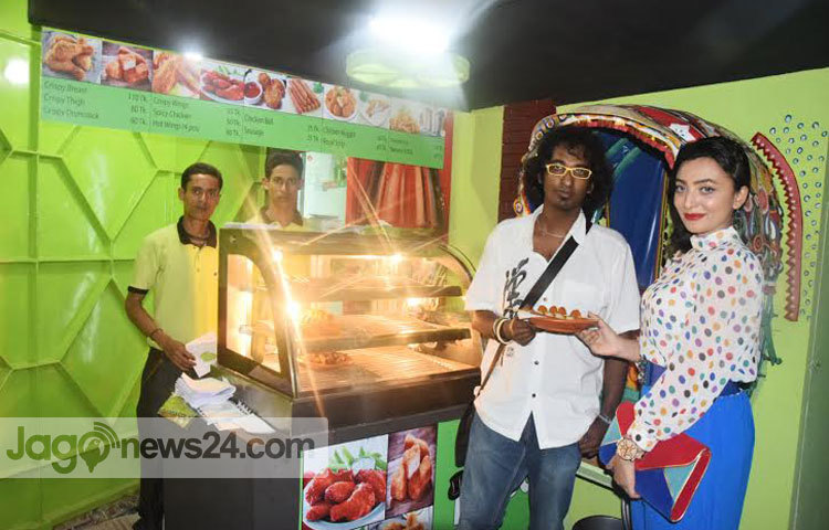 মঙ্গলবার (৯ ফেব্রুয়ারি) রাত আটটায় রাজধানীর মোহম্মদপুর শেখেরটেকে ফিল্মি ক্যাফে রেস্টুরেন্ট উদ্ধোধন করা হয়। এটি উদ্ধোধন করেন মডেল অভিনত্রেী সানজিদা তন্ময়। ছবি : মাহবুব আলম