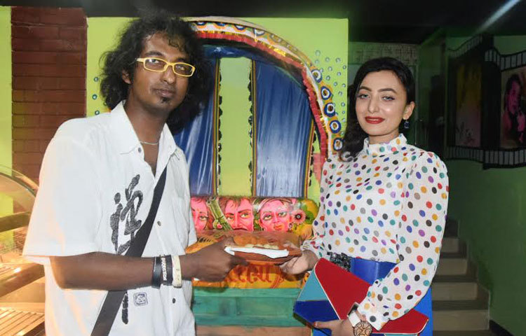 মঙ্গলবার (৯ ফেব্রুয়ারি) রাত আটটায় রাজধানীর মোহম্মদপুর শেখেরটেকে ফিল্মি ক্যাফে রেস্টুরেন্ট উদ্ধোধন করা হয়। এটি উদ্ধোধন করেন মডেল অভিনত্রেী সানজিদা তন্ময়। ছবি : মাহবুব আলম