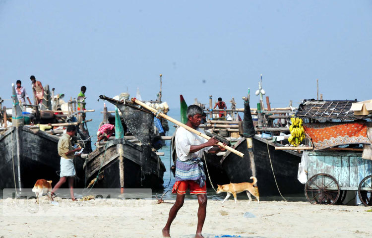 কক্সবাজারের শুঁটকি পট্টি এলাকায় জেলেরা মাছ ধরার কাজে এখন ভীষণ ব্যস্ত সময় কাটাচ্ছেন। তারা সমুদ্র থেকে আহরিত মাছ প্রক্রিয়াজাত করণের জন্য দিনরাত কাজ করে যাচ্ছেন। সম্প্রতি কক্সবাজার এলাকা থেকে ছবিটি তুলেছেন-বিপ্লব দিক্ষিৎ