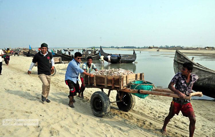 কক্সবাজারের শুঁটকি পট্টি এলাকায় জেলেরা মাছ ধরার কাজে এখন ভীষণ ব্যস্ত সময় কাটাচ্ছেন। তারা সমুদ্র থেকে আহরিত মাছ প্রক্রিয়াজাত করণের জন্য দিনরাত কাজ করে যাচ্ছেন। সম্প্রতি কক্সবাজার এলাকা থেকে ছবিটি তুলেছেন-বিপ্লব দিক্ষিৎ