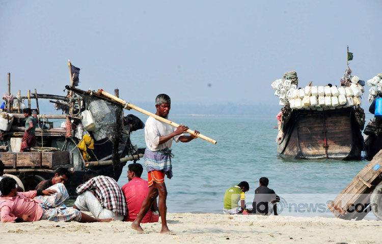 কক্সবাজারের শুঁটকি পট্টি এলাকায় জেলেরা মাছ ধরার কাজে এখন ভীষণ ব্যস্ত সময় কাটাচ্ছেন। তারা সমুদ্র থেকে আহরিত মাছ প্রক্রিয়াজাত করণের জন্য দিনরাত কাজ করে যাচ্ছেন। সম্প্রতি কক্সবাজার এলাকা থেকে ছবিটি তুলেছেন-বিপ্লব দিক্ষিৎ