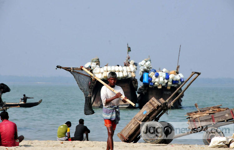 কক্সবাজারের শুঁটকি পট্টি এলাকায় জেলেরা মাছ ধরার কাজে এখন ভীষণ ব্যস্ত সময় কাটাচ্ছেন। তারা সমুদ্র থেকে আহরিত মাছ প্রক্রিয়াজাত করণের জন্য দিনরাত কাজ করে যাচ্ছেন। সম্প্রতি কক্সবাজার এলাকা থেকে ছবিটি তুলেছেন-বিপ্লব দিক্ষিৎ