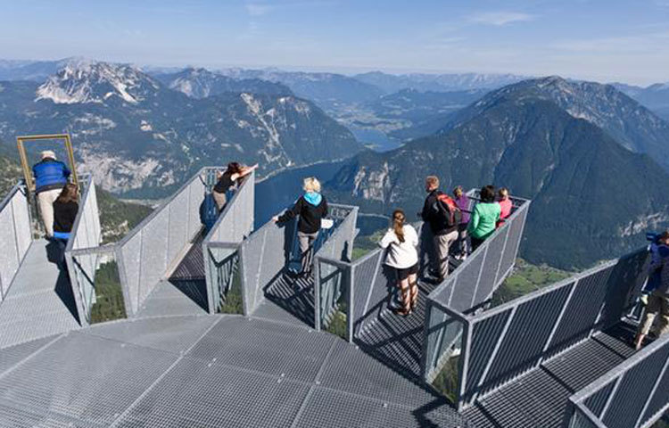 ফাইভ ফিংগার্স : অস্ট্রিয়ার আল্পস অঞ্চলের হোহেন কিপেনস্টাইনে যে স্কাইওয়াকটি আছে, তার নাম &lsquo;ফাইভ ফিংগার্স&rsquo;৷ মাটি থেকে চারশো মিটার উচ্চতায় গড়া এই প্লাটফর্ম থেকে চারদিকের পাহাড়ের দৃশ্য দেখা যায়।