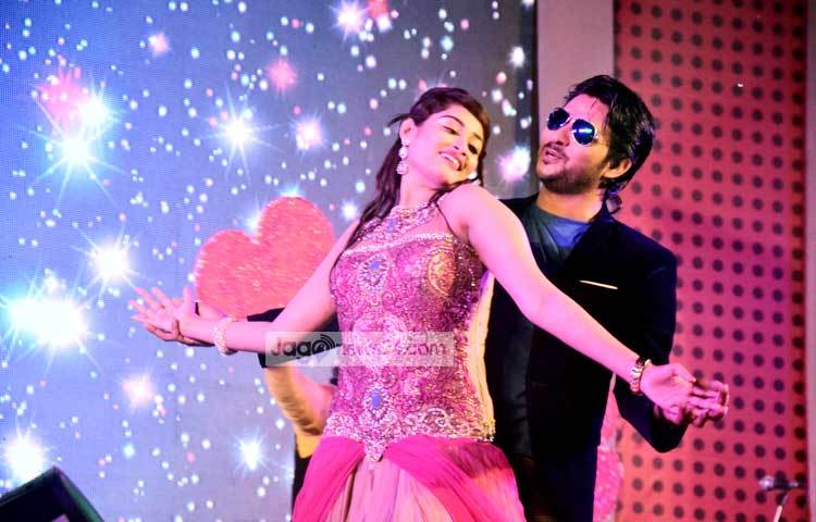 চিত্রনায়ক নিরবের নৃত্যে জাতীয় চলচ্চিত্র দিবসের অনুষ্ঠানে ভিন্নমাত্রা সংযোজিত হয়ছিলো। ছবি : মাহবুব আলম।