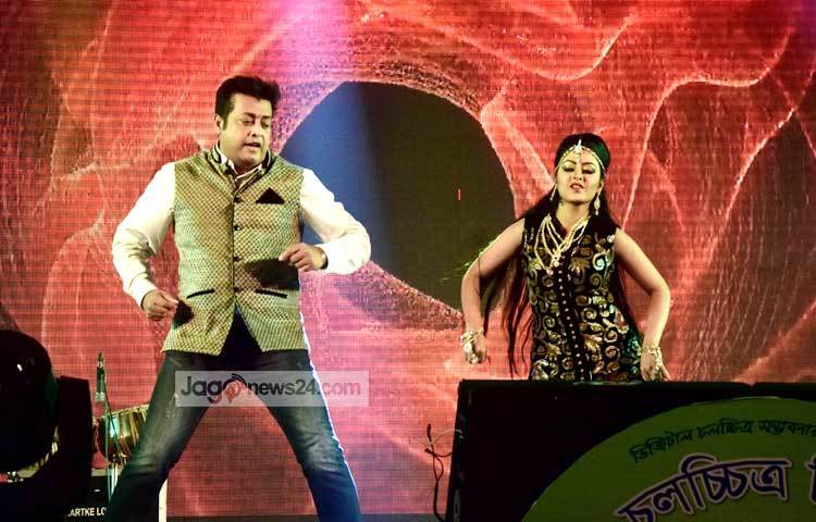 এ সাংস্কৃতিক অনুষ্ঠানে প্রয়াত মান্নাকে স্মরণ করে তার অভিনীত ছবির গানে নৃত্য পরিবেশন করছেন চিত্রনায়ক ওমর সানী ও তানহা। ছবি : মাহবুব আলম।