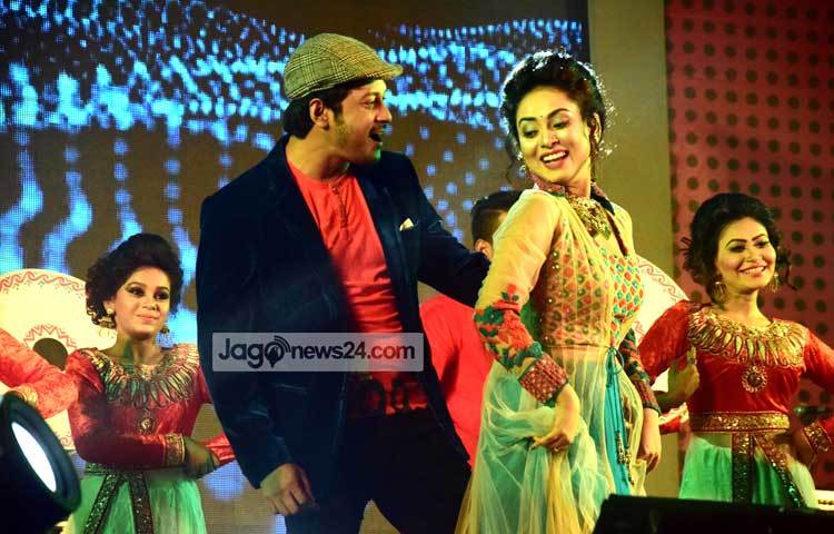 চলচ্চিত্রের গানে নৃত্য পরিবেশন&nbsp; করছেন অভিনেতা ইমন। ছবি : মাহবুব আলম।