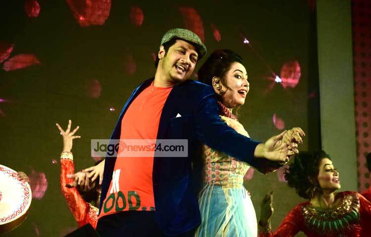 নাচে গানে তারকারা আমন্ত্রিত অতিথিদের মুগ্ধ করেছেন। ছবি : মাহবুব আলম।
