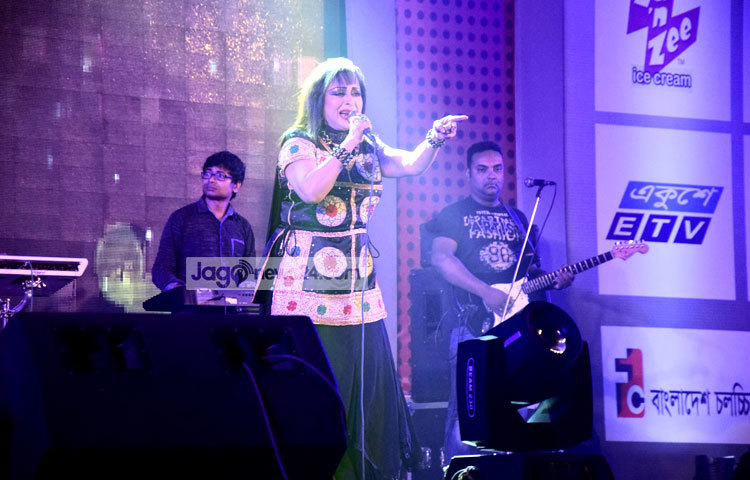 সঙ্গীত পরিবেশন করছেন এক সময়ের তুমুল দর্শকপ্রিয় অভিনেত্রী অঞ্জনা। ছবি : মাহবুব আলম।
