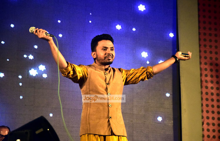 সঙ্গীতশিল্পী বেলাল খান তার সুরের যাদুতে উপস্থিত দর্শকদের মাতিয়ে রেখেছিলেন। ছবি : মাহবুব আলম।