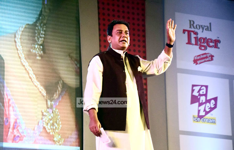 সাংস্কৃতিক অনুষ্ঠানে দর্শকদের সামনে উপস্থিত হয়েছিলেন জনপ্রিয় অভিনতো জাহিদ হাসান। ছবি : মাহবুব আলম।