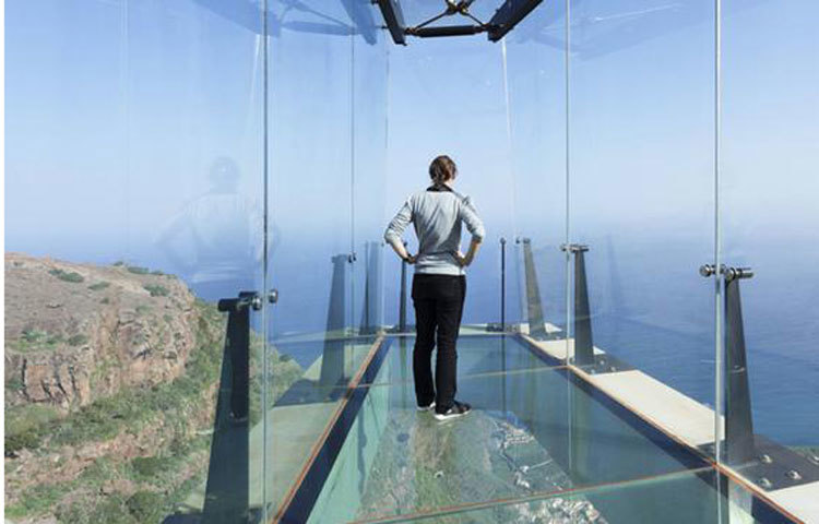 কাচের বাক্স : ক্যানারি দ্বীপপুঞ্জের লা গোমেরায় একটি কাচের স্কাইওয়াক আছে। যা পাহাড়ের গা থেকে সাত মিটার বেরিয়ে রয়েছে। এর মালিক হল মিরাদর দে আব্রান্তে রেস্তরাঁ৷