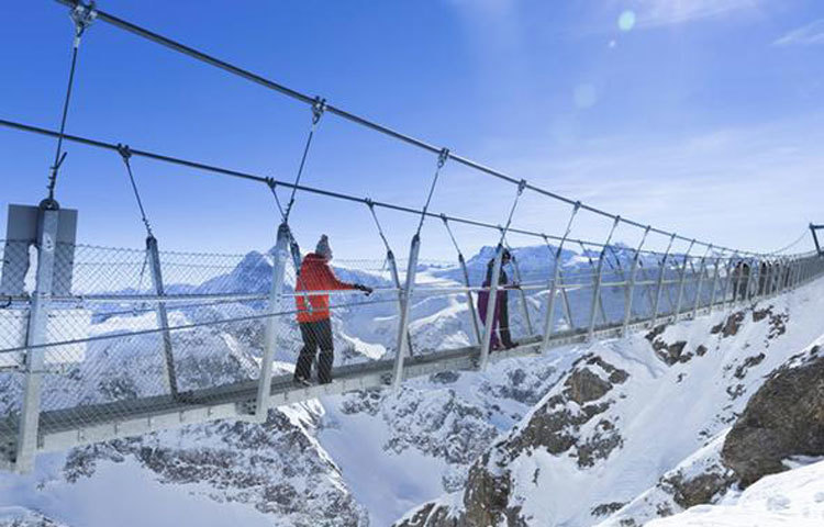 সর্বোচ্চ ঝুলন্ত সেতু : সুইজারল্যান্ডের প্রায় অর্ধেক এলাকা আল্পস পর্বতমালায় ঢাকা। &lsquo;টিটলিস ক্লিফ ওয়াক&rsquo; নামের ঝুলন্ত সেতুটি ৩,০৪১ মিটার উচ্চতায় টিটলিস হিমবাহ পার হয়েছে। সেতুর দৈর্ঘ্য একশো মিটারের বেশি।