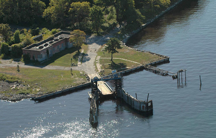 হার্ট আইল্যান্ড : মৃতদের দ্বীপ বলে পরিচিত এই দ্বীপটি মার্কিন যুক্তরাষ্ট্রে রয়েছে। এখানে বন্দীদের রাখা হয়। এখানে রয়েছে বিশ্বের বৃহত্তম গণকবর। এই দ্বীপেবে ওয়ারিশ লাশের কবরও দেওয়া হয়।