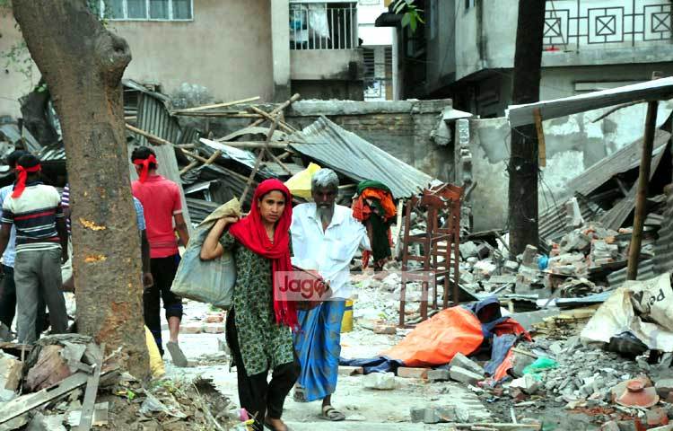 আজ রাজধানীর বনানী এলাকায় ঢাকা উত্তর সিটি কর্পোরেশনের উদ্যোগে অবৈধ স্থাপনা উচ্ছেদ অভিযান পরিচালনা করা হয়। ছবি : বিপ্লব দিক্ষিৎ।