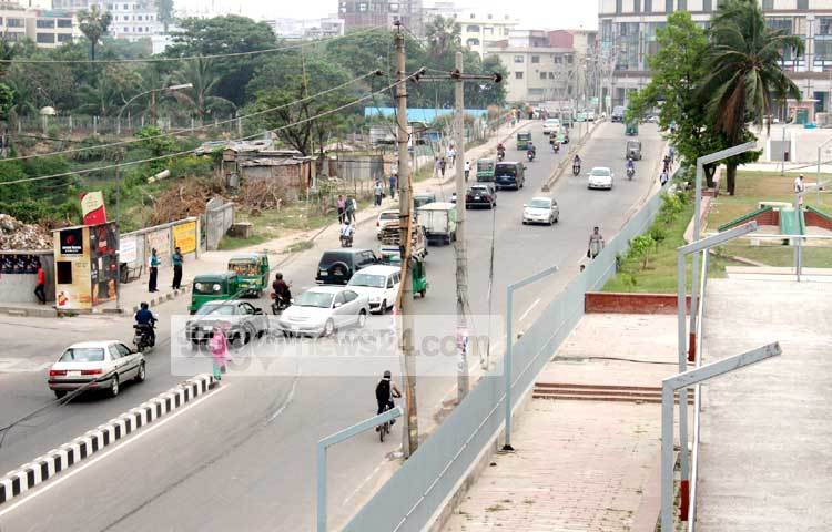 আজ সকালে হরতাল চলাকালে রাজধানীর একটি সড়কের দৃশ্য। ছবি : বিপ্লব দিক্ষিৎ।
