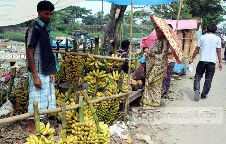 রাজধানী রামপুরার মেরাদিয়ায় প্রতি সপ্তাহের বুধবার এই হাটটি বসে। ঢাকার বিভিন্ন এলাকা থেকে এখানে অনেক মানুষ সদাইপাতি কিনতে আসে। এ হাটে নিত্য প্রয়োজনীয় সব কিছুই সুলভ মূল্যে পাওয়া যায়। ছবি : বিপ্লব দিক্ষিৎ