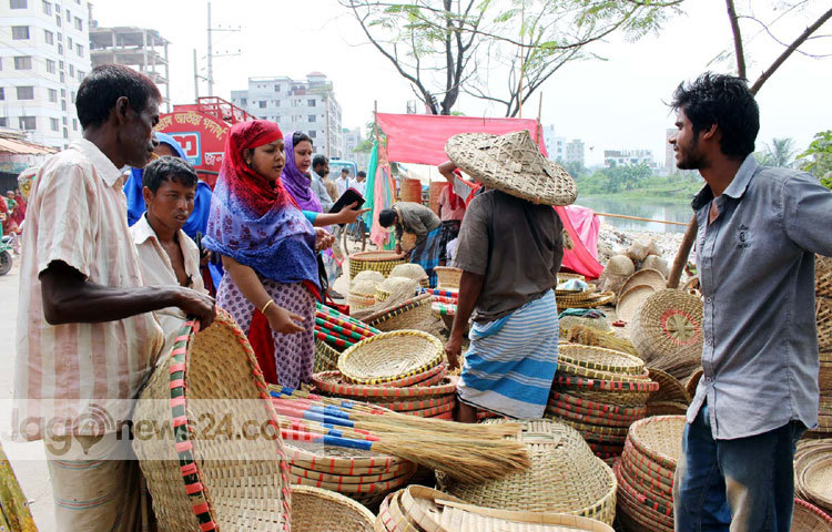 রাজধানী রামপুরার মেরাদিয়ায় প্রতি সপ্তাহের বুধবার এই হাটটি বসে। ঢাকার বিভিন্ন এলাকা থেকে এখানে অনেক মানুষ সদাইপাতি কিনতে আসে। এ হাটে নিত্য প্রয়োজনীয় সব কিছুই সুলভ মূল্যে পাওয়া যায়। ছবি : বিপ্লব দিক্ষিৎ