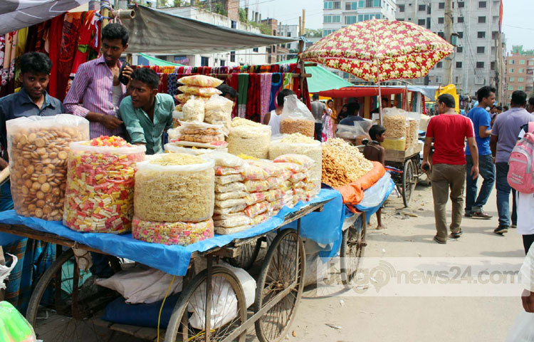 রাজধানী রামপুরার মেরাদিয়ায় প্রতি সপ্তাহের বুধবার এই হাটটি বসে। ঢাকার বিভিন্ন এলাকা থেকে এখানে অনেক মানুষ সদাইপাতি কিনতে আসে। এ হাটে নিত্য প্রয়োজনীয় সব কিছুই সুলভ মূল্যে পাওয়া যায়। ছবি : বিপ্লব দিক্ষিৎ