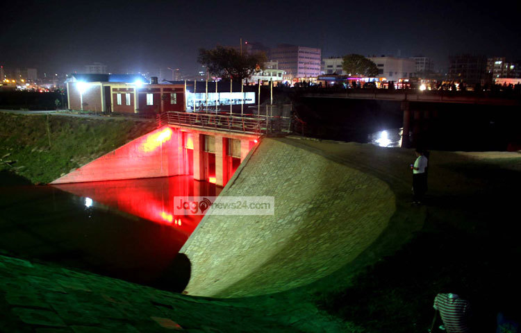 হাতিরঝিলে আসলে যে কারো গলা খুলে গাইতে ইচ্ছে করবে &lsquo;ঢাকার শহর আইসা আমার আশা ফুরাইছে..লাল লাল নীল নীল বাতি দেইখা নয়ন জুড়াইছে।&rsquo; ছবি : বিপ্লব দিক্ষিৎ।