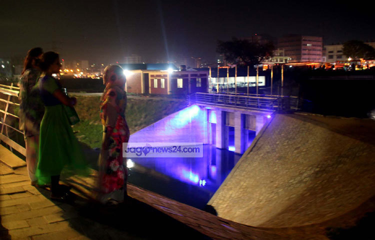 রাত নেমে এলেই তিলোত্তমা ঢাকার বুকে আরও একটি নগরী হেসে ওঠে। তার নাম &lsquo;হাতিরঝিল&rsquo;। ছবি : বিপ্লব দিক্ষিৎ।