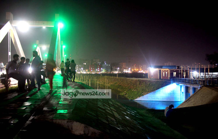 তরুণ-তরুণীরা তাদের অবসর সময় কাটাতে রাতে হাতিরঝিলে ছুটে আসে। ছবি : বিপ্লব দিক্ষিৎ।