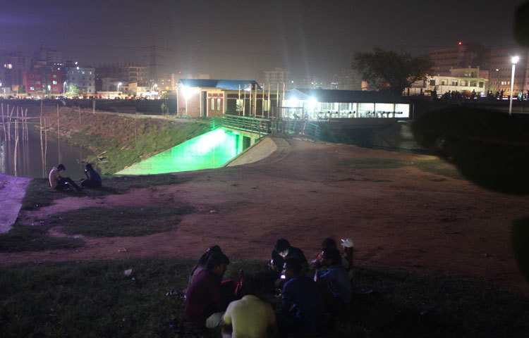 একদিকে লাল নীল আলো জ্বলছে, অন্যদিনে জম্পেস আড্ডা চলছে। আড্ডার ফাঁকে ফাঁকে চলে চা চক্র।ছবি : বিপ্লব দিক্ষিৎ।