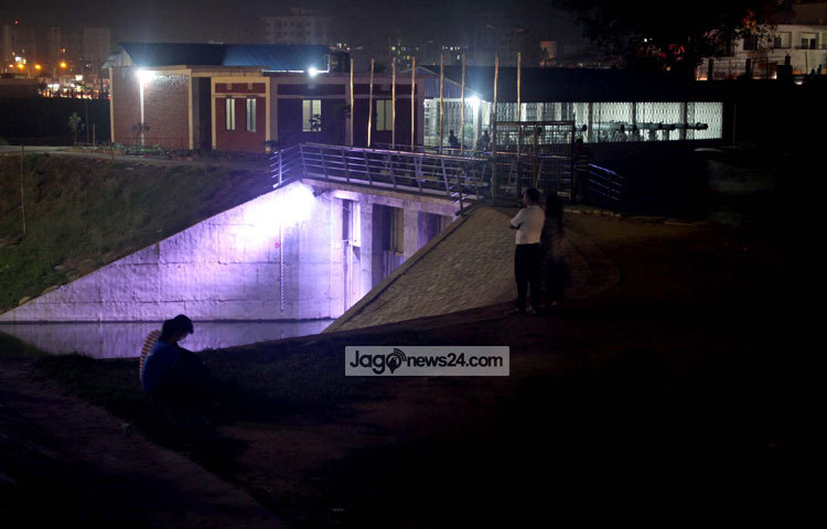 হাতিরঝিলে রঙিন আলোয় নিঝুম রাত নেমে এসেছে। ছবি : বিপ্লব দিক্ষিৎ।