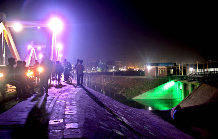 আলোর সঙ্গে মাখামাখি চলছে। বন্ধু ছুটে এসো এই আড্ডায় আমরা আছি হাতিরঝিলে। ছবি : বিপ্লব দিক্ষিৎ।