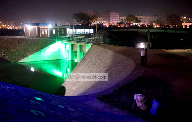 হাতিরঝিলে রাতের বর্ণীল আলোর সাথে নিরবতা যেনো খুব মানিয়ে যায়। ছবি : বিপ্লব দিক্ষিৎ।