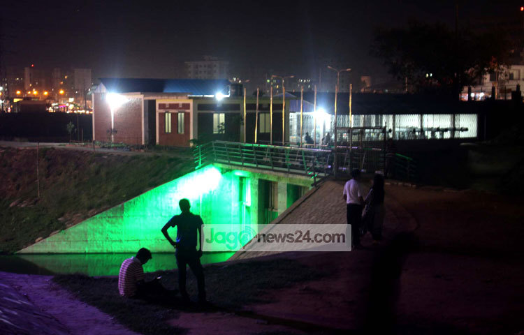 আলোর মহল থেকে কোনোভাবেই বাড়ি ফিরতে মন চায় না। ছবি : বিপ্লব দিক্ষিৎ।