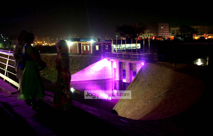 ঢাকার বুকে সারা রাত হাতিরঝিল হেসে থাকে। ছবি : বিপ্লব দিক্ষিৎ।