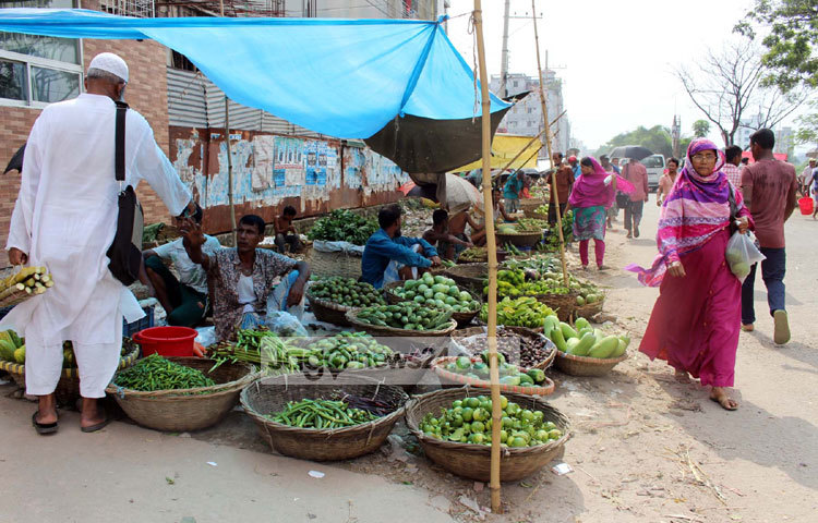 রাজধানীর রামপুরার মেরাদিয়ায় প্রতি বুধার এ হাটটি বসে। ছবি : বিপ্লব দিক্ষিৎ