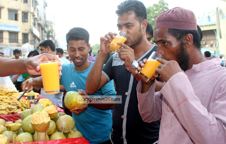 প্রচণ্ড দাবদাহের কারণে কয়েক সপ্তাহ ধরে রাজধানীবাসী অতিষ্ঠ। আজ দুপুরে গুলিস্তান থেকে এ দৃশ্য ক্যামেরাবন্দি করেছেন আলোকচিত্রী বিপ্লব দিক্ষিৎ।