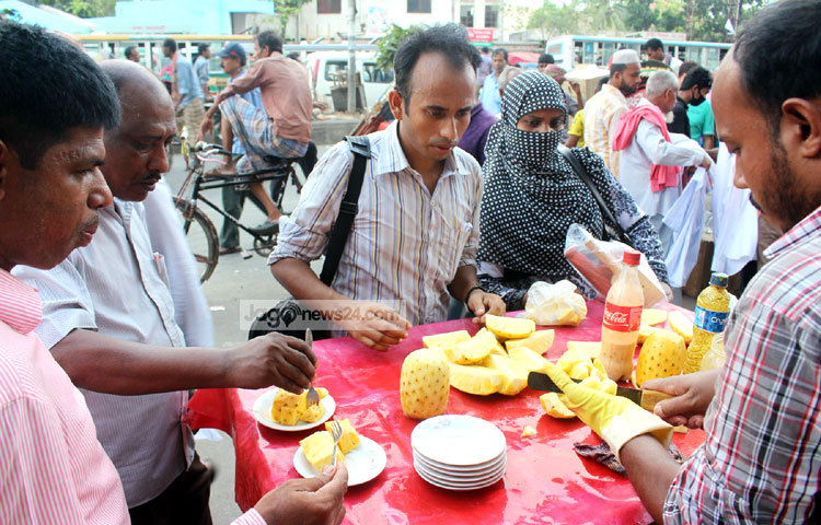 গরমে মিষ্টি আনারস খেতে সবাই পছন্দ করেন। ছবি : বিপ্লব দিক্ষিৎ।